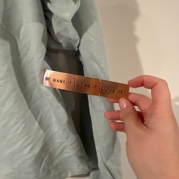 NWT ALMOST FAMOUS Light Blue Ruffle Sleeve Crewneck Pullover Sweatshirt Size L - Picture 4 of 7